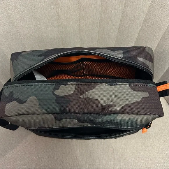 Hurley Camouflage Toiletry Bag Green and Brown - Picture 3 of 4